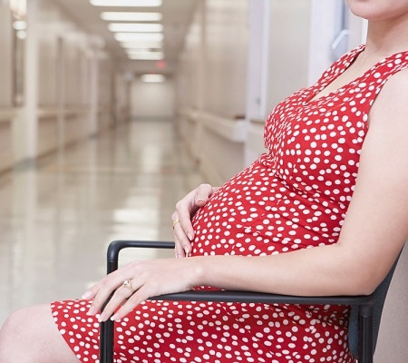 Són tiểu: Do các cơ sàn xương chậu yếu và em bé ngày một lớn ép lên bàng quang, bạn có thể bị són một ít nước tiểu mỗi khi chạy, hắt hơi, ho, cười lớn. Vì thế bà bầu nên đi tiểu thường xuyên. Tránh để bị táo bón. Tránh xách nặng. Luyện tập các cơ sàn xương chậu đều đặn: Nằm ngửa, co đầu gối lại, áp hai bàn chân xuống sàn.