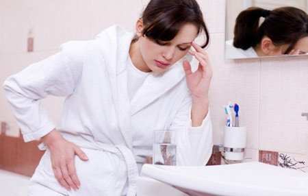 Kích thích tố progesterone của thời kỳ mang thai làm giãn các cơ ruột khiến cho các nhu động ruột giảm đi và gây ra chứng táo bón. Để hạn chế, bạn nên ăn thức ăn giàu chất xơ và uống nhiều nước. Hãy đi vệ sinh ngay bất cứ khi nào bạn cảm thấy có nhu cầu. Tập thể dục đều đặn những bài tập phù hợp với thai kỳ.