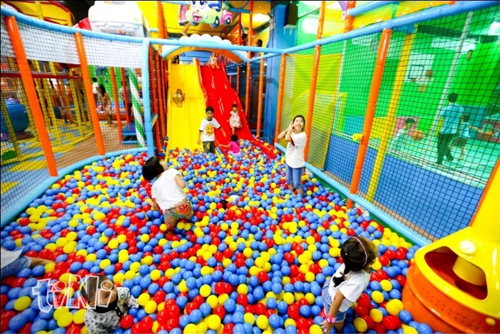 Một điểm vui chơi lý tưởng khác cho bé vui chơi ngày 1/6 là thế giới trò chơi tiniworld (Indochine Plaza Hà Nội).