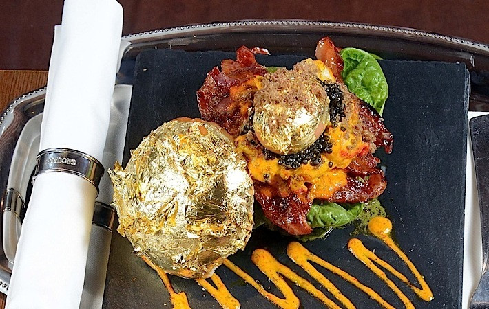 Cận cảnh chiếc bánh burger bọc vàng giá 37 triệu đồng.