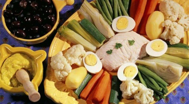 Người bệnh và người nhà nên chú ý tăng cường ăn các thực phẩm bổ sung chất sắt, bổ sung vitamin, bổ sung đạm…lựa chọn các thực phẩm tươi sống, nên chế biến chín hoặc rửa sạch trước khi ăn.