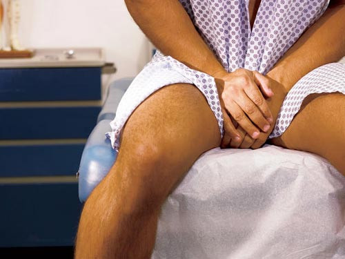 Bị tạt nước sôi vì vừa chửi, vừa khoe của quý. Sự việc xảy ra vào ngày 2/10/2012, tại Hải Phòng. Một người đàn ông tên Hiên bị hàng xóm tạt nước sôi vào người vì vừa chửi vừa khoe của quý. Theo thông tin báo chí đăng tải, việc ông Hiên thường xuyên khoe của quý và chửi hàng xóm là do mâu thuẫn về việc phơi quần áo ở lối đi chung. Ông Hiên thường dùng những lời lẽ bậy bạ chửi chị Khánh, thậm chí còn tụt quần khoe “của quý” để uy hiếp.