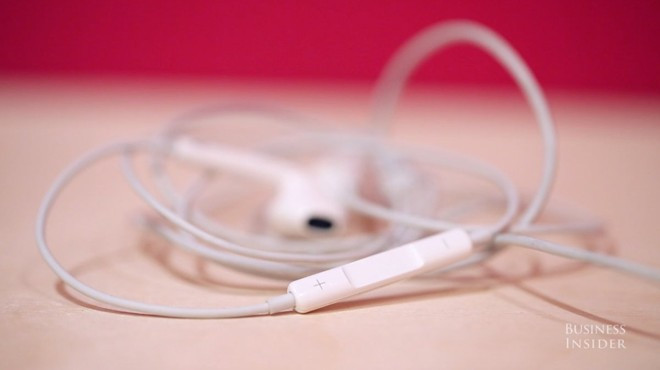 Nếu dùng tai nghe Apple, bạn có thể nhấn nút âm lượng trên dây để chụp ảnh, quay video.