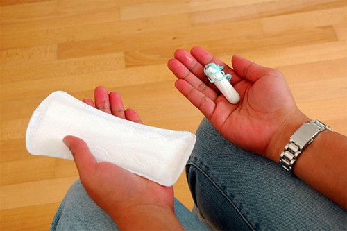 Dễ bị kích ứng: Giống như băng vệ sinh, băng vệ sinh đặt trong (tampon) thường có cấu tạo từ sợi tổng hợp và được tẩy trắng bằng hóa chất mạnh nên trong quá trình sử dụng cũng có thể gây nguy hiểm cho người sử dụng.