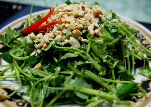 Để làm nộm rau muống ngon không bị nhũn thì sau khi rửa sạch rau bạn hãy chần qua nước sôi để rau chín khoảng 80%. Chú ý khi các bạn chần để rau trong nước sôi một lát, bấm thấy vừa mềm là được. Vớt ra thả vào âu nước lạnh, để nguội hẳn vớt để ráo nước rồi mới làm nộm.
