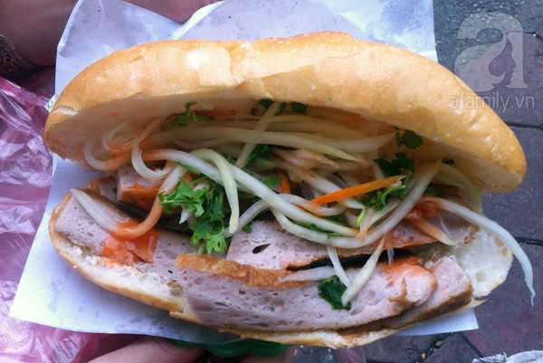 Bánh mì chả Lê Đại Hành. Cửa hàng này vốn là một xe giò chả lâu năm ở góc Lê Đại Hành giao với ngõ Lê Đại Hành, thế nhưng món bánh rất chạy ở đây lại không phải giò hay chả đơn lẻ mà là bánh mì chả với những miếng chả được ủ trong thúng nóng hổi, ngon lành.