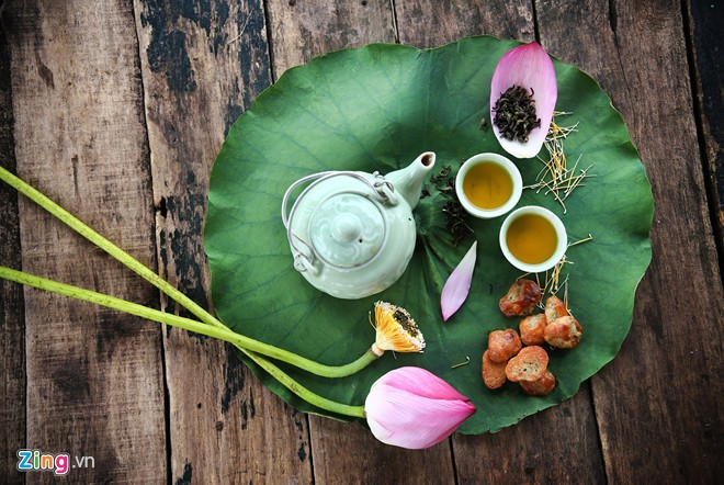 Nếu đặt chân lên đầm thời điểm này, khách cũng được chủ vườn mời thử chén trà ướp hương sen và nhâm nhi bánh chả hoặc kẹo lạc, kẹo vừng, rất hợp khẩu vị.