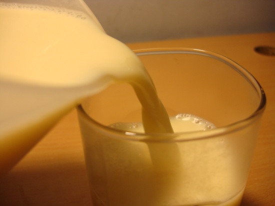 Loại sữa này chứa các protein đã bị cắt ngắn mạch phân tử nên ít gây dị ứng như những protein thông thường. Hầu hết trẻ sơ sinh bị dị ứng với sữa bột thông thường đều có thể dùng sữa đã qua xử lí.