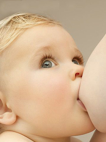 Bú sữa mẹ là nguồn dinh dưỡng tốt nhất cho trẻ đặc biệt là những bé bị dị ứng sữa bột, dị ứng đạm sữa bò...