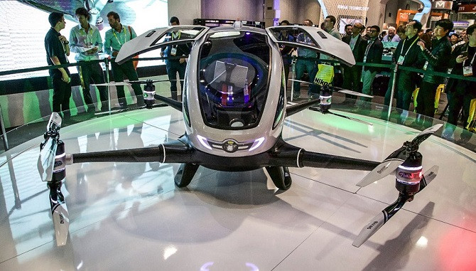 Drone chở người, được làm từ sợi carbon và nhựa epoxy, với phần khung hợp kim nhôm và hiện chỉ chở được 1 người nhưng vẫn nhận được sự chú ý bởi những tính năng siêu tiện dụng. Sau khi thiết lập kế hoạch bay, người dùng chỉ cần ra 2 câu lệnh là “cất cánh” và “hạ cánh”, mỗi lệnh được đặt bằng một cú click. Người dùng không phải điều khiển thiết bị, mà chỉ nhập vào điểm đến, và phần còn lại do drone thực hiện, như chọn lộ trình và tránh các vật cản.