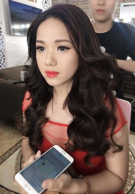 Họ cho rằng giọng hát đẹp của cô sẽ càng trở nên cuốn hút hơn khi ngoại hình của nữ ca sĩ được cải thiện, trở nên ngọt ngào và nữ tính hơn.