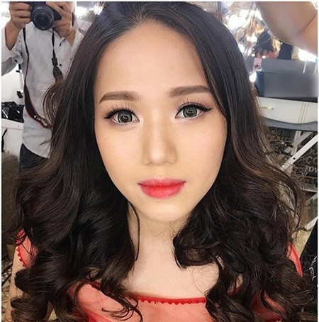 Mới đây, ca sĩ Thùy Chi đã đăng tải hình ảnh khác lạ với gương mặt thon gọn và lớp trang điểm cầu kỳ.