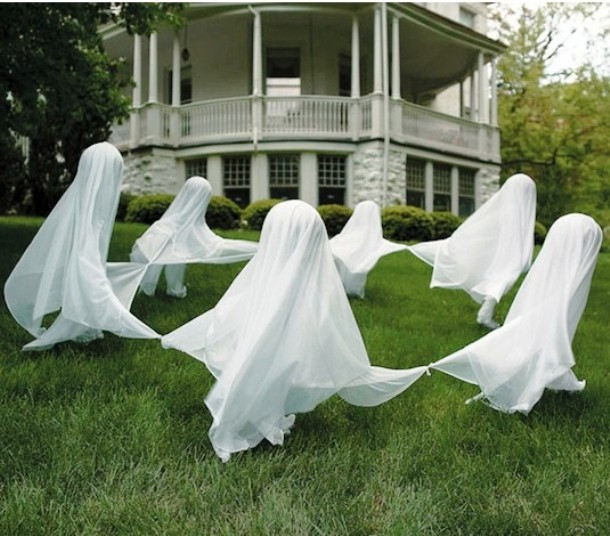Ý tưởng trang trí Halloween này tuy đơn giản nhưng lại cực kỳ hiệu quả vào ban đêm, khi ánh sáng và bóng tối giao thoa, những tấm vải trắng bay bay trông giống nhưng những con ma đang chơi đùa và mời gọi. (Nguồn List 25)