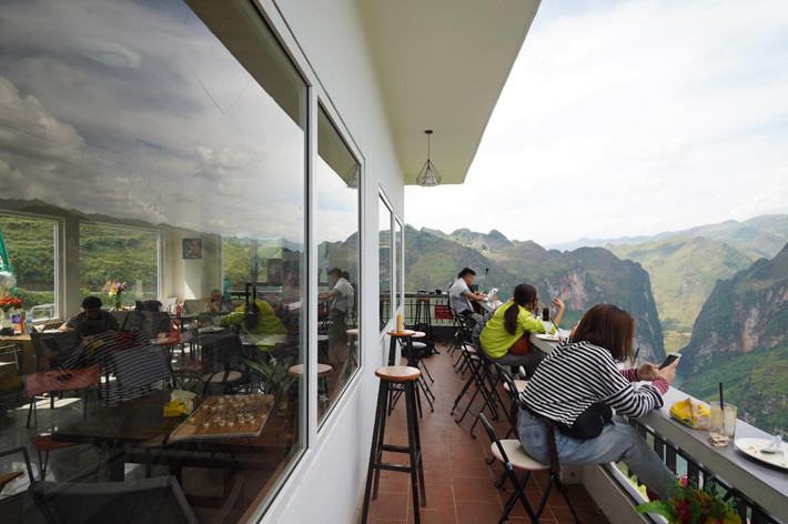Nhiều du khách ngồi cafe ngắm cảnh.