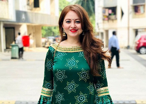 Pooja cho biết khi học phổ thông, cô thường xuyên bị bắt nạt vì làn da trắng và mái tóc đỏ của mình. “Nhiều bạn bè tới gặp tôi và hỏi, “Cái gì trên mặt cậu thế?”, “Sao da cậu trắng thế?”. Cũng vì làn da trắng, nhiều người đã tới xin chụp ảnh cùng Pooja. Cô đã phảu giải thích hàng trăm lần rằng “tôi là người Ấn Độ”.