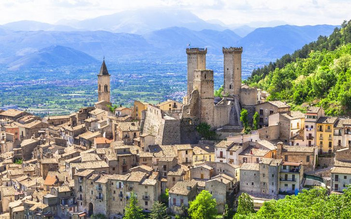 2. Pacentro, Italia: Ngôi làng này nằm trên các đỉnh đồi của Italia và là một trong những thị trấn thời Trung cổ được bảo tồn tốt nhất của Italia. Nó đã được đề cử là một những ngôi làng đẹp nhất ở Italia với những con đường quanh co và những ngôi nhà bằng đá tuyệt đẹp.