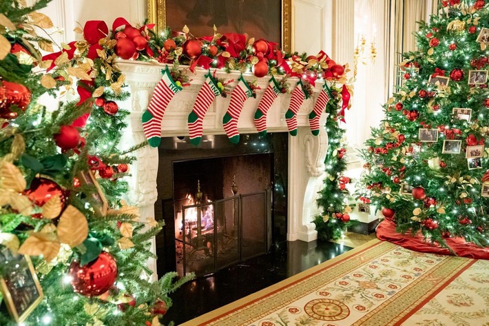 Tại phòng ăn chính, 6 chiếc tất ghi tên 6 người cháu của ông Biden được treo trước lò sưởi.