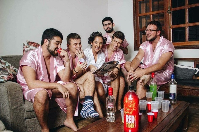 Trong bộ đồ ngủ màu hồng khá dễ thương, dàn phù dâu "có một không hai" cùng Rebeca ghi lại những khoảnh khắc khá thú vị như đắp mặt nạ, trang điểm, chăm sóc da và uống rượu champagne.