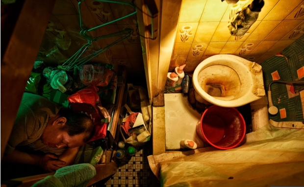 Chúng nhỏ hẹp đến nỗi chỉ để vừa chiếc giường đơn, bếp và toilet là một. Tất cả mọi sinh hoạt từ ăn, ngủ đến vệ sinh đều diễn ra trong không gian chật chội đến đứng thẳng người còn khó.