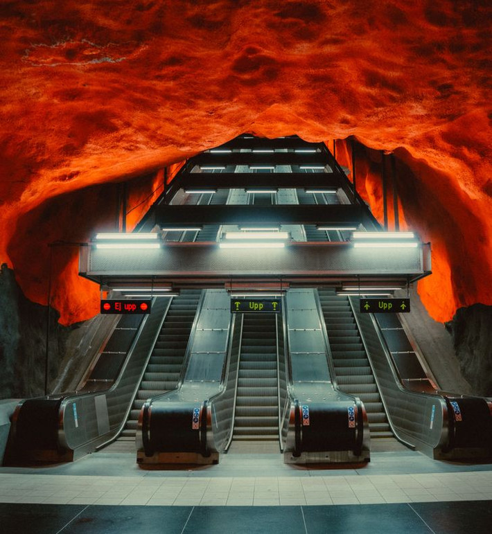 7. Ga tàu điện ngầm Solna Centrum ở Stockholm, Thụy Điển: Được đặt biệt danh là “cổng vào địa ngục”, Solna centrum là một trong những ga tàu điện ngầm nổi bật nhất ở Stockholm nhờ trần nhà màu đỏ cam rực rỡ và các chi tiết tỉ mỉ.