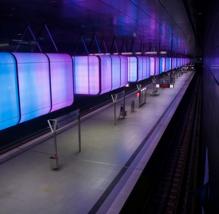 4. Ga tàu điện ngầm HafenCity Universität ở Hamburg, Đức: Nhà ga này được trang trí bởi 12 cấu trúc ánh sáng LED bằng thép và thủy tinh mô tả một màn trình diễn ánh sáng liên tục với màu sắc của cầu vồng.