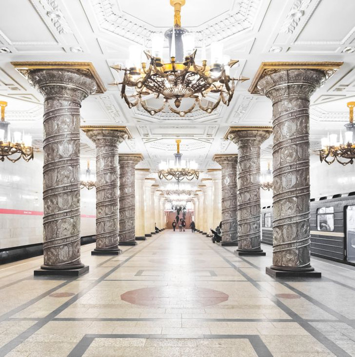 6. Ga tàu điện ngầm Avtovo ở Saint Petersburg, Nga: Sảnh ngầm của Ga Tàu điện ngầm Avtovo có 46 cột đỡ trần phẳng. Trong số này, 30 tấm được ốp bằng đá cẩm thạch và 16 tấm có trang trí bằng các tấm kính đúc với một bức phù điêu ngược.