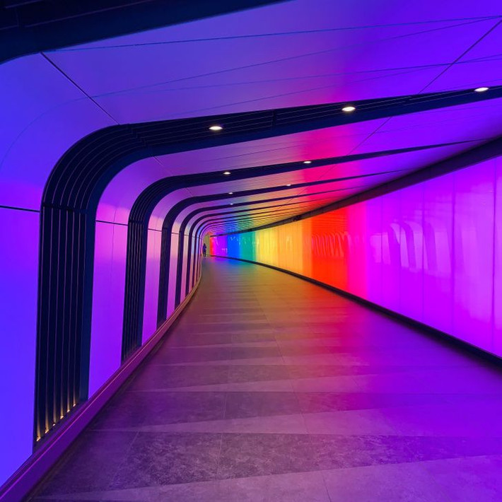 1. Lối ra của ga tàu điện ngầm King’s Cross, London, Vương quốc Anh: Đây là một trong những ga tàu điện ngầm lâu đời nhất trên thế giới. Lối ra này là một trong những bức tường ánh sáng dài nhất ở Châu Âu. Đường hầm dài 90 mét có hệ thống lắp đặt tường LED nổi bật, liên tục thay đổi màu sắc.