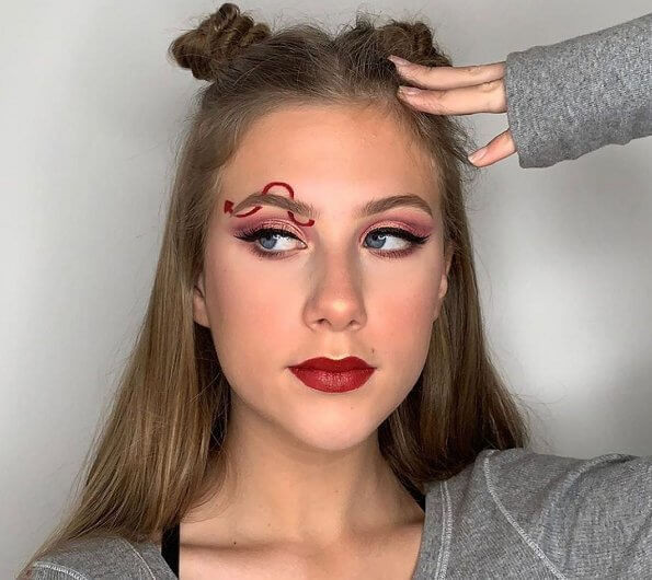 Mới chỉ 16 tuổi nhưng Công chúa Leah đã là một beauty vlogger đình đám có tầm ảnh hưởng trên mạng.