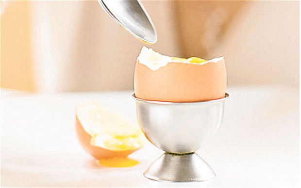 Những người sắp làm mẹ nên ăn điều độ trứng gà để giảm lượng cholesterol trong máu, tăng cường khả năng ghi nhớ ở trẻ sau này. Một số nghiên cứu khoa học còn cho biết, ăn trứng gà đầy đủ khi mang thai giúp thai nhi có làn da trắng hồng.