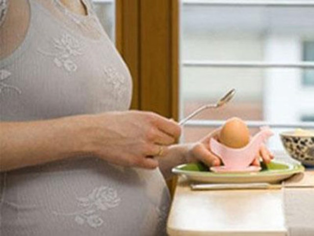 Trứng ốp. Bạn nên lật đều hai mặt trứng trên chảo, dùng đũa (hoặc thìa) ấn nhẹ phần lòng đỏ của trứng xem còn lòng đào hay không. Khi mang thai, bạn không nên ăn trứng lòng đào.