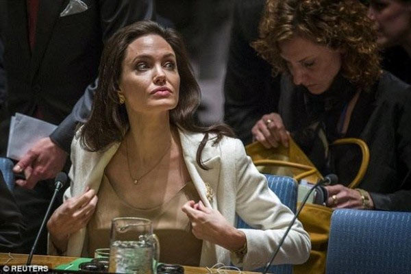Angelina Jolie vẫn còn chưa hoàn toàn hồi phục sau ca phẫu thuật cắt bỏ buồng trứng và ống dẫn trứng mới đây để ngăn ngừa ung thư. Xuất hiện trong buổi họp của Hội đồng Bảo an Liên hợp quốc tại New York (Mỹ) ngày 24/4, trông cô vẫn còn mệt mỏi, hốc hác.