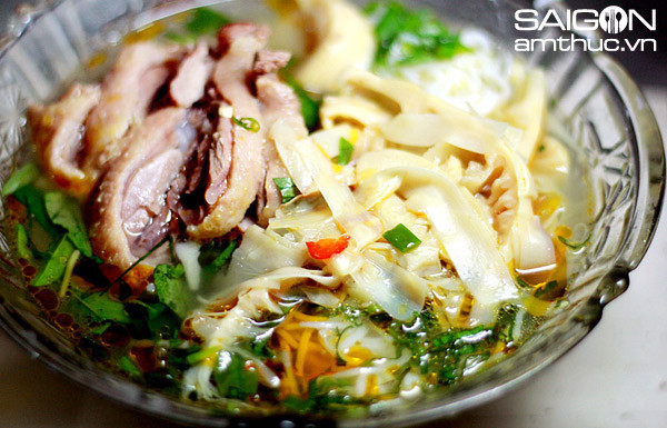 Măng tươi nấu xáo vịt. Ảnh: SaiGonanthuc