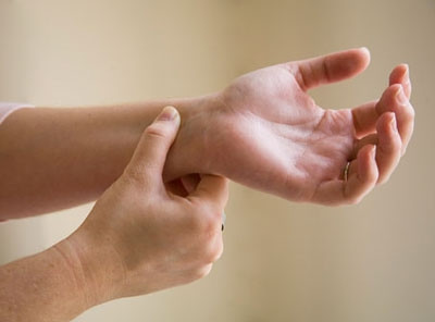 Chống say xe ô tô bằng cách ấn huyệt nội quan. Khi say xe, có thể dùng ngón tay cái ấn vào huyệt nội quan nằm ở bên khớp cổ tay, trên vân ngang cổ tay, khoảng giữa ngón tay giữa và gân mu bàn tay). “Chiêu” này thường được các bác sỹ Đông y áp dụng.