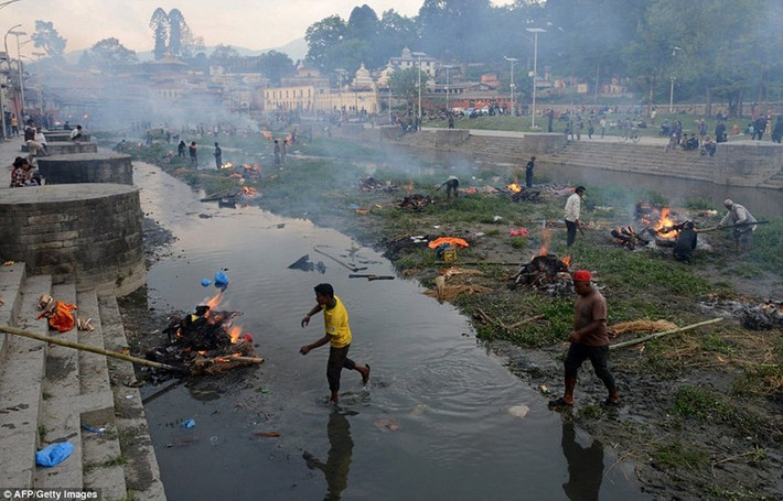 Lễ hỏa táng tập thể diễn ra liên tục trong 3 ngày bên sông Bagmati, dòng sông chia cắt thủ đô Kathmandu (Ảnh: AFP)