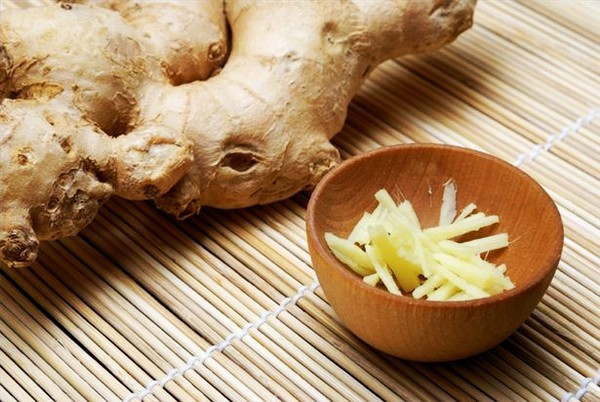 Gừng tươi bị dập rất độc. Chắc chắn nhiều người không biết rằng củ gừng nếu bị dập hỏng sẽ sinh ra loại độc tố mạnh có thể gây hoại tử các tế bào gan, lâu dần sẽ biến thành ung thư gan, ung thư thực quản.