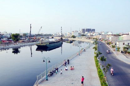 Kênh Tân Hóa – Lò Gốm chảy qua địa bàn 4 quận (Tân Bình, Tân Phú, quận 11, quận 6, TP.HCM), con kênh được mệnh danh là dòng kênh “chết” với dòng nước đen ngòm, bốc mùi hôi thối nồng nặc, kèm với những căn nhà ổ chuột.