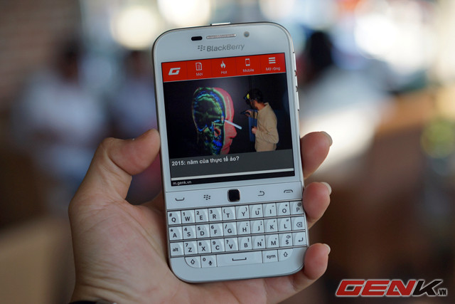 Blackberry trang bị cho Classic một màn hình cảm ứng rộng 3,5 inch đạt độ phân giải 720x720 pixel.