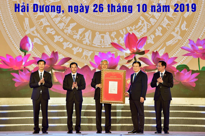 Tại buổi lễ, Phó Thủ tướng Trịnh Đình Dũng trao Quyết định của Thủ tướng Chính phủ công nhận thành phố Hải Dương đạt tiêu chí đô thị loại I cho đại diện lãnh đạo thành phố. Ảnh: VGP