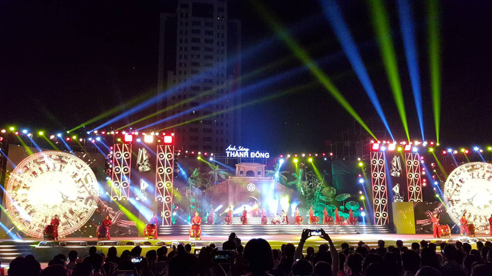 Chủ tịch Quốc hội Nguyễn Thị Kim Ngân cùng các lãnh đạo, nguyên lãnh đạo Đảng, Nhà nước; một số ban, bộ, ngành Trung ương, tỉnh Hải Dương, các Bà Mẹ Việt Nam anh hùng cùng hàng ngàn người dân tham dự buổi lễ trọng thể này.