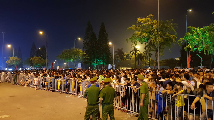 Lực lượng chức năng phải dựng hàng rào để đảm bảo lễ hội đường phố diễn ra thành công.