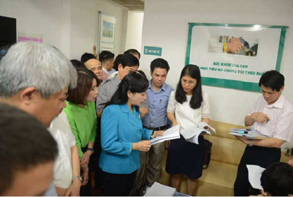6. “Bệnh nhân vẫn dám đến đây khám chữa bệnh thì quả là... dũng cảm” – Bộ trưởng Tiến đã phát biểu như trên khi đến kiểm tra phòng khám Thiên Tâm (Nguyễn Lương Bằng, Đống Đa, Hà Nội). Tại đây, bà Tiến nói rằng, dụng cụ lèo tèo, máy xét nghiệm không có, cơ sở vật chất nhếch nhác, bác sĩ nước ngoài không ghi bệnh án, chống nhiễm khuẩn cũng không đạt mà bệnh nhân vẫn dám đến đây khám chữa bệnh thì quả là... dũng cảm.