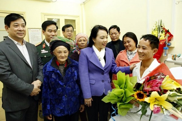 4. “Nhờ ca ghép phổi, Việt Nam ghi tên trên bản đồ thế giới trong kỹ thuật ghép phổi, đưa chuyên ngành ghép tạng của Việt Nam lên một tầm cao mới”. Bộ trưởng Tiến đã phát biểu như trên khi vào thăm và tặng quà bệnh nhân đầu tiên vừa được ghép phổi ở Bệnh viện Quân y 103 ngày 24/2/2017.