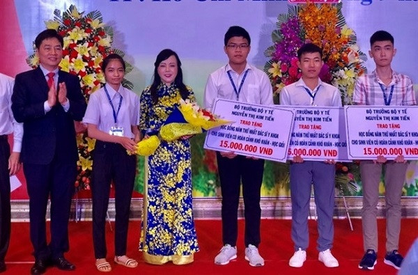 1. ĐH Y dược TP.HCM phải đổi tên thành ĐH Sức khỏe TP.HCM. Tại lễ khai giảng năm học mới 2019 - 2020 của Trường ĐH Y dược TP.HCM, Bộ trưởng Y tế Nguyễn Thị Kim Tiến đã đề nghị trường cần nhanh chóng thực hiện việc đổi tên từ ĐH Y dược TP.HCM thành ĐH Sức khỏe để không tụt hậu với thế giới, với nước láng giềng Lào, Campuchia. Tuy nhiên, phát ngôn này sau đó gây tranh cãi trong dư luận với nhiều ý kiến trái chiều.