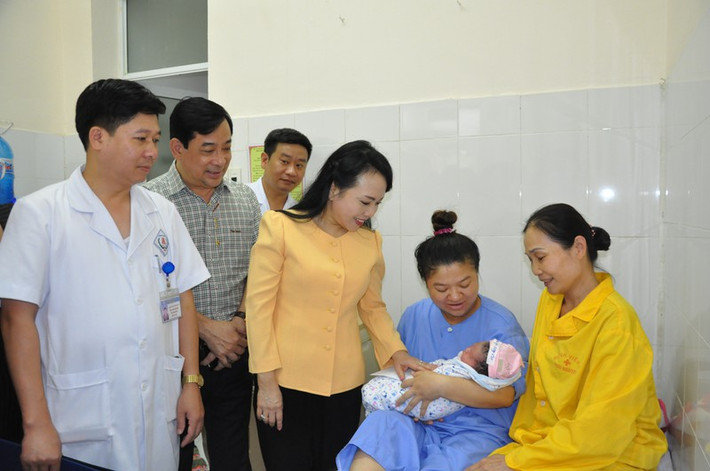 12. Hai điều Bộ trưởng Tiến thấy “được nhất” trong gần 2 nhiệm kỳ làm Bộ trưởng. Ngày 15/10/2019, trong chuyến công tác tại Thái Nguyên, Bộ trưởng Tiến nói rằng, đây có thể là chuyến công tác cuối cùng của bà trên cương vị Bộ trưởng Y tế, sau 5 năm làm thứ trưởng và 8 năm làm bộ trưởng. Đáng chú ý, Bộ trưởng Tiến đã chia sẻ điều bà cảm thấy "được" nhất sau gần 2 nhiệm kỳ là tư lệnh ngành y tế, đó là việc thay đổi thái độ phục vụ của cán bộ y tế đối với bệnh nhân. Bên cạnh đó, ngành y tế đã và đang triển khai hàng loạt hoạt động để đổi mới đào tạo và quản trị nhân lực bệnh viện, xây dựng bệnh viện xanh - sạch - đẹp, bộ mặt bệnh viện rõ ràng là có những thay đổi đáng kể.