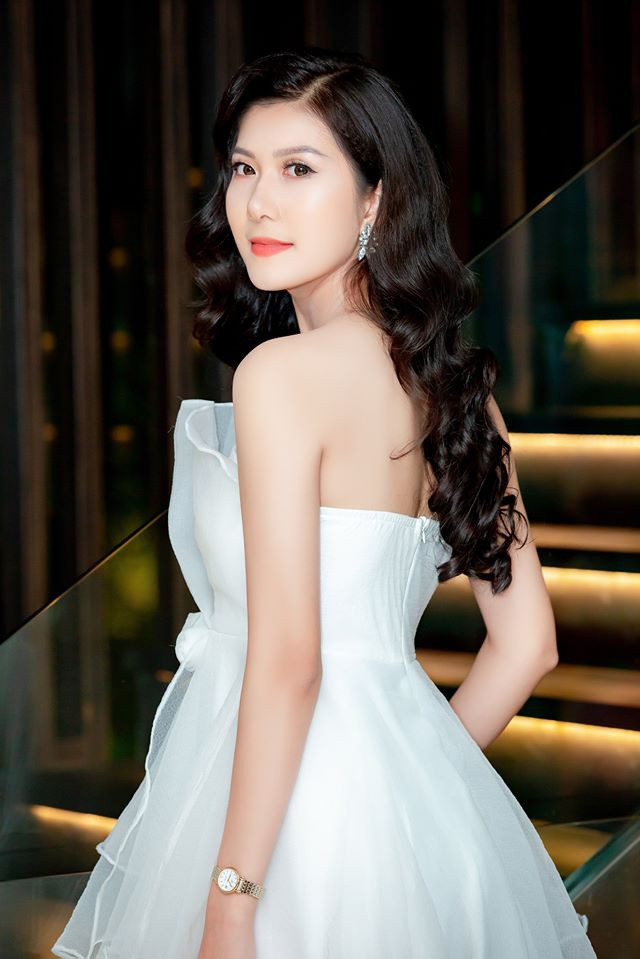 Một thí sinh Hoa hậu Việt Nam khác cũng đang được cộng đồng mạng chú ý là Đinh Ngọc Thảo Vy (sinh năm 2001, quê Đắk Lắk). Cô là sinh viên năm thứ nhất khoa Thương Mại và Du lịch, Đại học Công nghiệp TP.HCM.