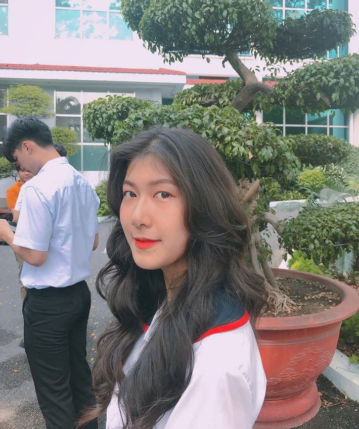 "Đây là lần đầu tiên Vy lên tiếng vì sự cố hiểu lầm đáng tiếc đó. Vy nghĩ rằng chính ban tổ chức và ban giám khảo cuộc thi cũng có sự hiểu lầm nên mới xảy ra điều đó. Nhưng Vy rất vui vì sau đó BTC đã liên hệ để giải quyết vụ việc theo hướng tốt nhất và đính chính rõ ràng về việc Vy không phẫu thuật thẩm mỹ để giúp Vy có thể tiếp tục tham gia các cuộc thi nhan sắc khác" - nữ sinh tâm sự trên trang cá nhân. Ảnh: FB Thảo Vy.