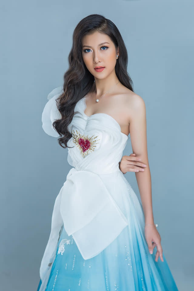 Thảo Vy gây ấn tượng với người đối diện bởi gương mặt thanh thoát, sống mũi cao.