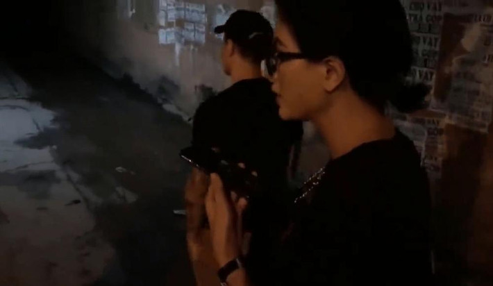 Trang Trần và đối phương liên tục có những màn chửi bới gay gắt qua điện thoại, không ai kém ai. Cựu mẫu thách người phụ nữ ở đầu dây bên kia ra ngoài, trong khi đối phương cố thủ trong nhà, mạnh miệng thách Trang Trần... đập cửa vào trong.