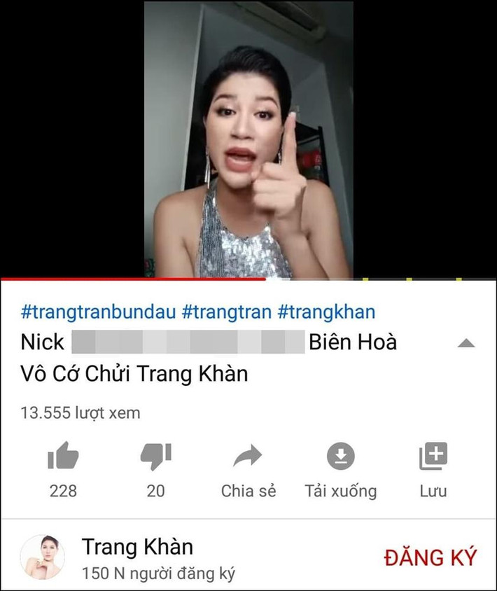 Cách đây 2 ngày, Trang Trần có cuộc livestream bán hàng trên mạng xã hội. Chuyện sẽ chẳng có gì đáng nói nếu một tài khoản mạng không vô cớ chỉ trích cựu mẫu. Cụ thể, tài khoản mạng này tên N.T.H.T, bình luận vào livestream của Trang Trần những từ ngữ như "vô học", "bỏ quê hương"... Sự việc khiến Trang Trần vô cùng tức giận, tuyên bố sẽ tìm đến tận nhà dạy dỗ bằng vũ lực.