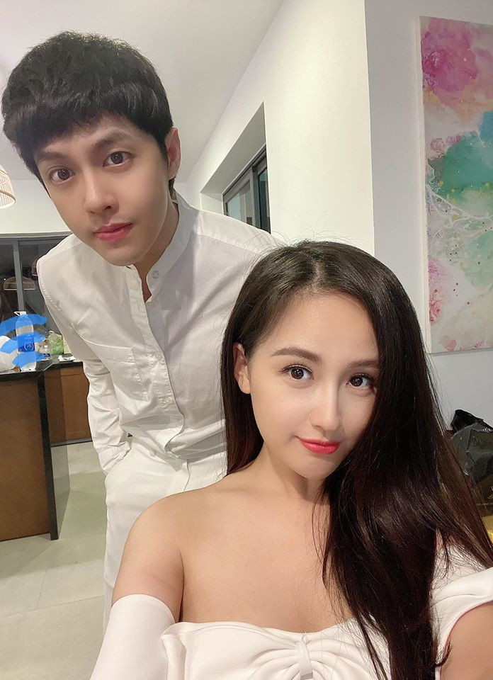 Trên trang cá nhân, Hoa hậu Mai Phương Thúy cũng đăng ảnh chụp với Noo và tếu táo viết: "Anh ấy phàn nàn về đôi tất".